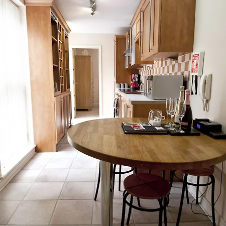 Отель Reubens Court And