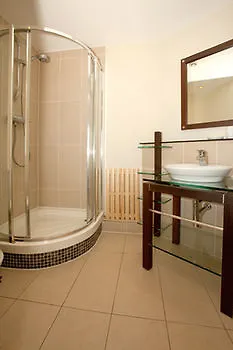 Reubens Court And Apartment *